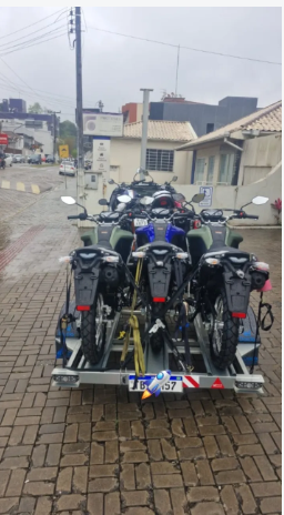 Carro de reboque puxando carretinha especializada no transporte seguro de até 3 motos simultaneamente no Rio de Janeiro